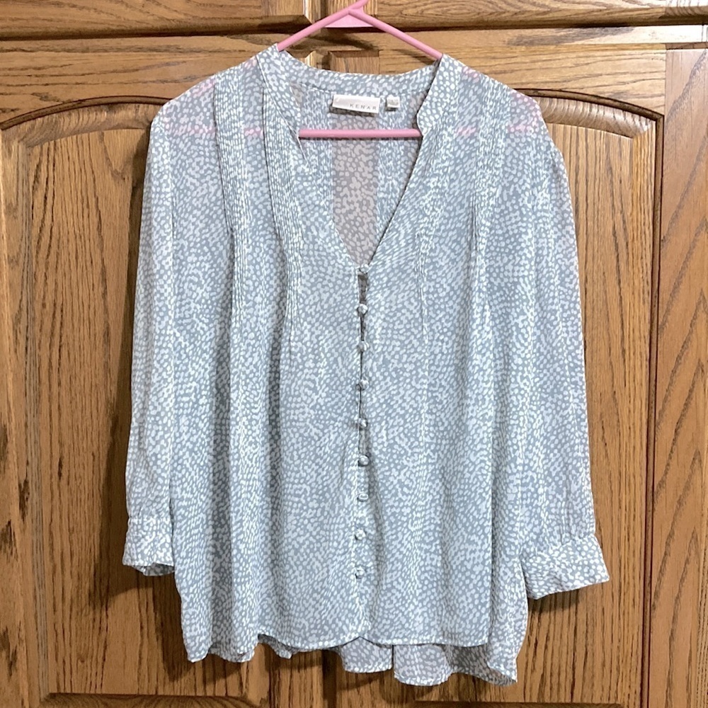 Elegant Kenar pleated button up blouse, subtle‎ geometric pattern. Size Large